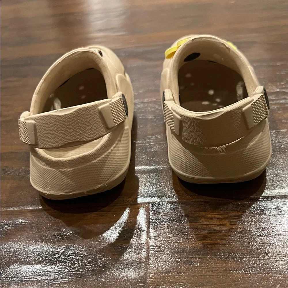 Kids Beige Clogs with Fun Charms SIze 12-18 Months (Size 4- 4.5 ) - Picture 3 of 8